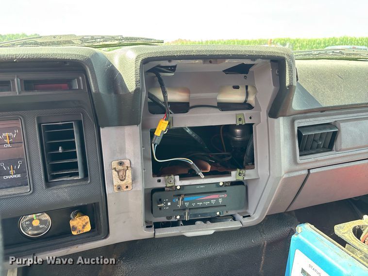 image for item DW7156 1997 Ford F800 oil distributor truck