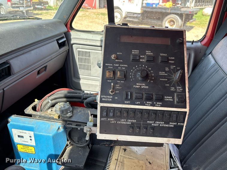 image for item DW7156 1997 Ford F800 oil distributor truck