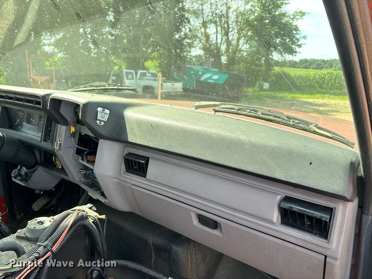 image for item DW7156 1997 Ford F800 oil distributor truck