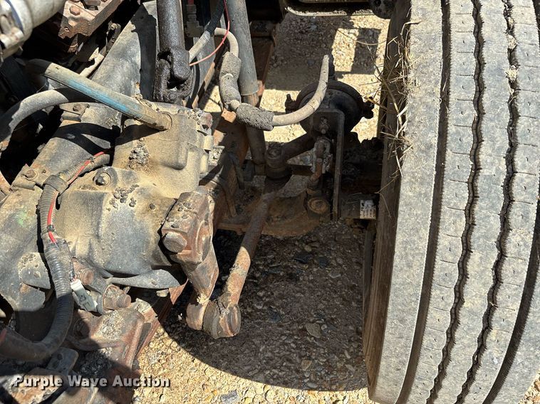 image for item DW7156 1997 Ford F800 oil distributor truck