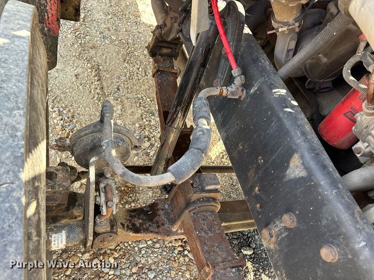 image for item DW7156 1997 Ford F800 oil distributor truck