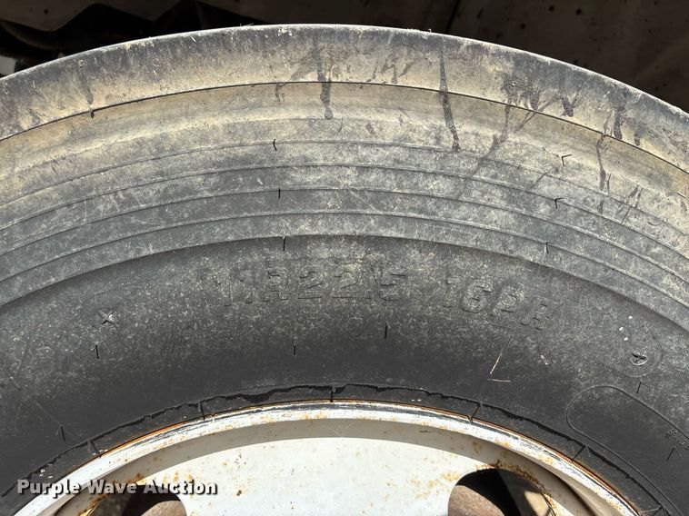 image for item DW7156 1997 Ford F800 oil distributor truck