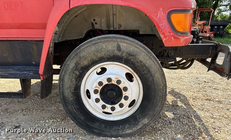 image for item DW7156 1997 Ford F800 oil distributor truck