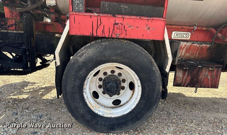 image for item DW7156 1997 Ford F800 oil distributor truck