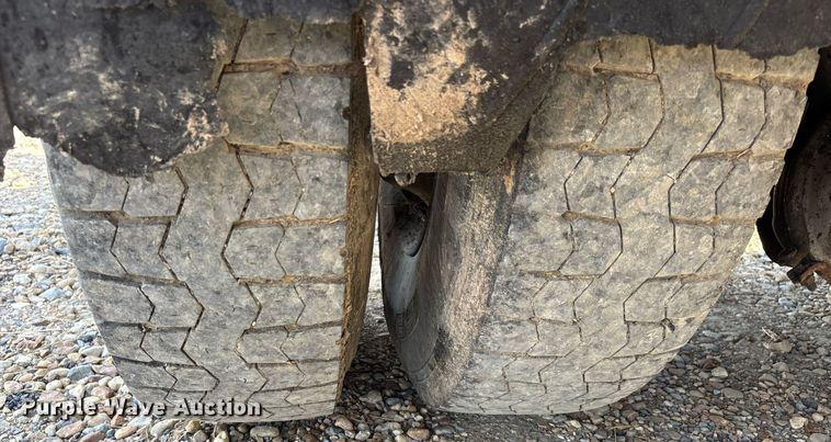 image for item DW7156 1997 Ford F800 oil distributor truck