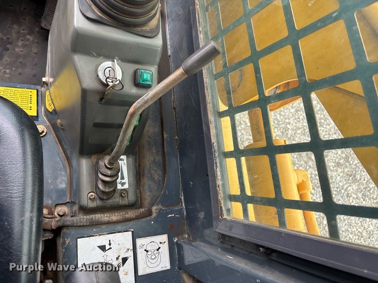 image for item DW7164 2005 Gehl CTL 80 tracked skid steer loader