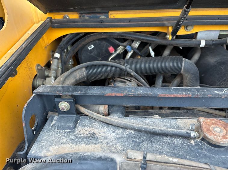 image for item DW7164 2005 Gehl CTL 80 tracked skid steer loader