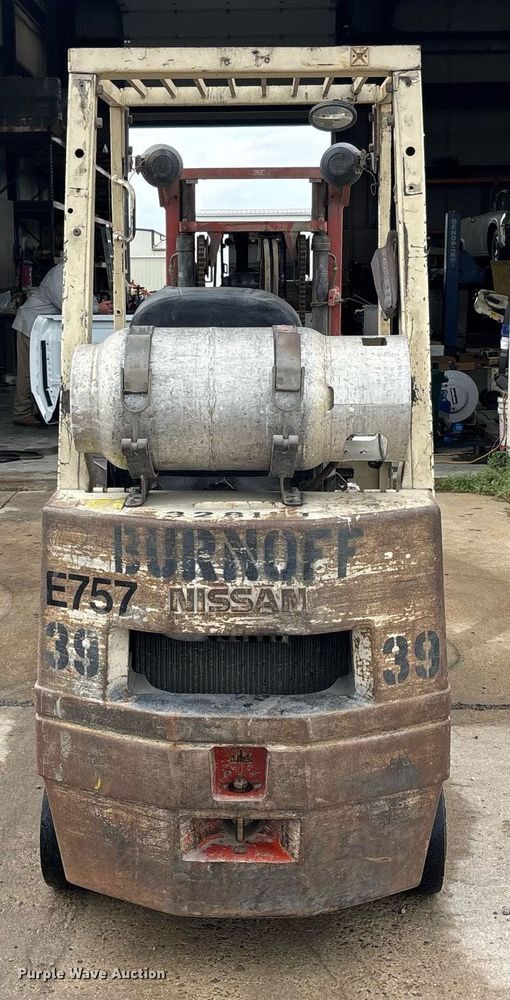 image for item DW7166 Nissan 30 forklift