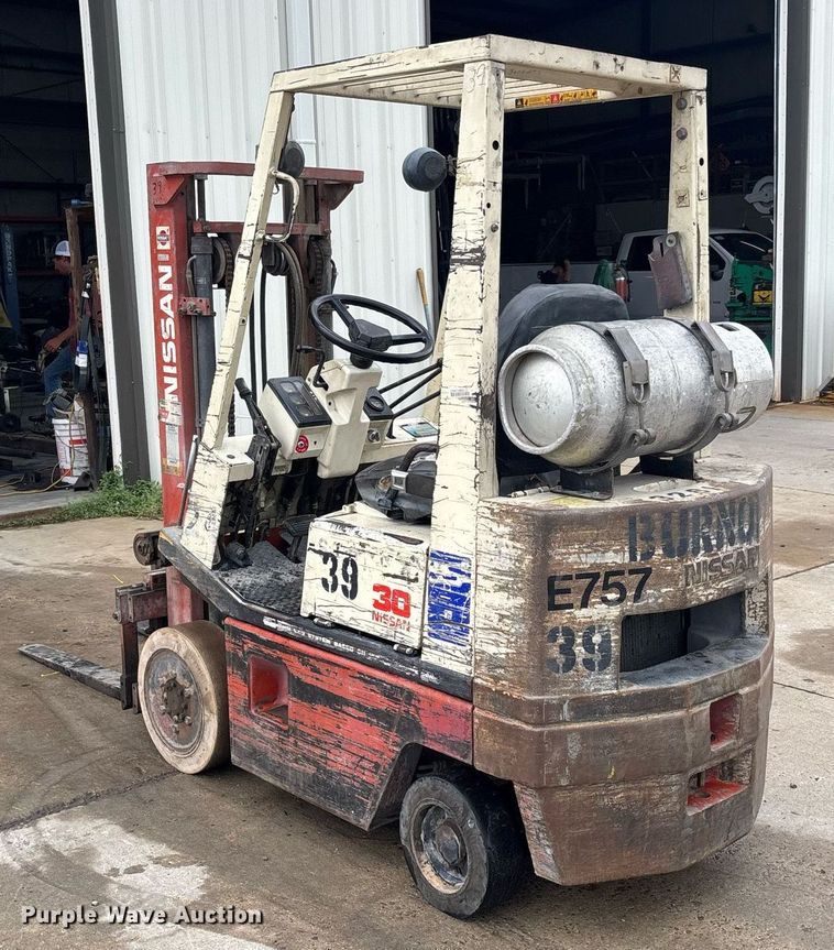 image for item DW7166 Nissan 30 forklift
