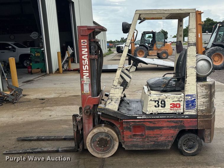 image for item DW7166 Nissan 30 forklift