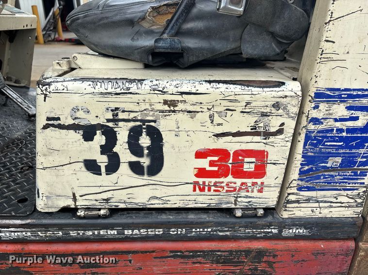 image for item DW7166 Nissan 30 forklift