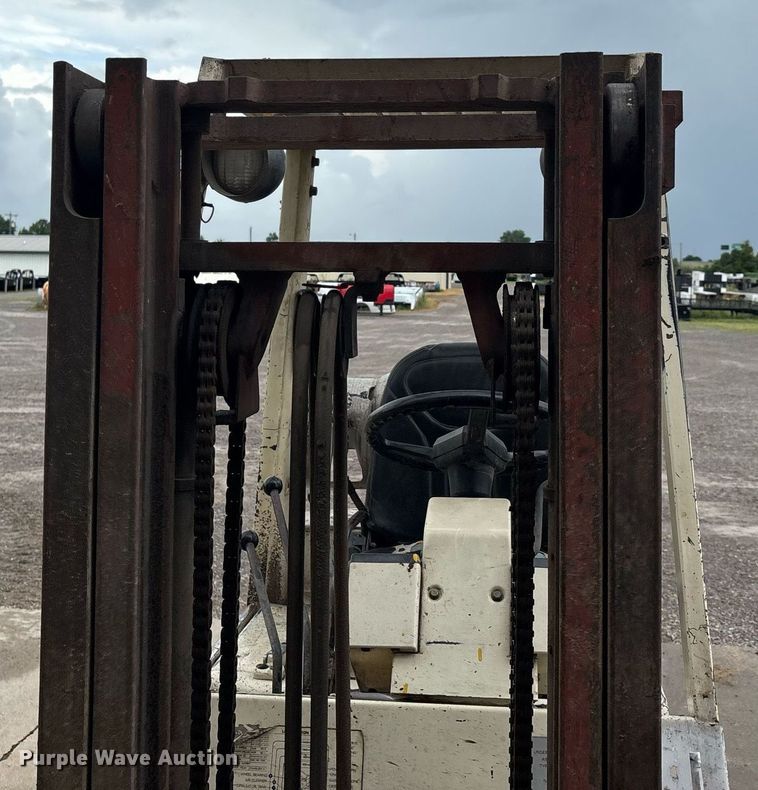 image for item DW7166 Nissan 30 forklift