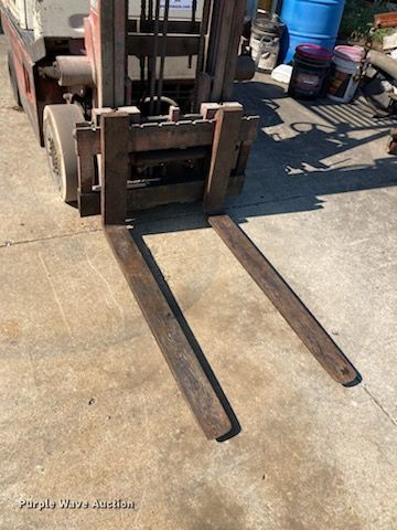 image for item DW7166 Nissan 30 forklift