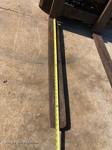 image for item DW7166 Nissan 30 forklift