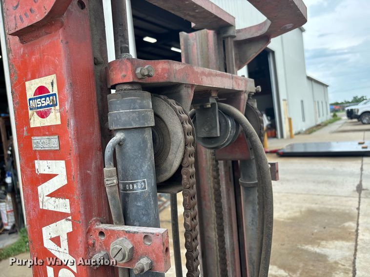 image for item DW7166 Nissan 30 forklift