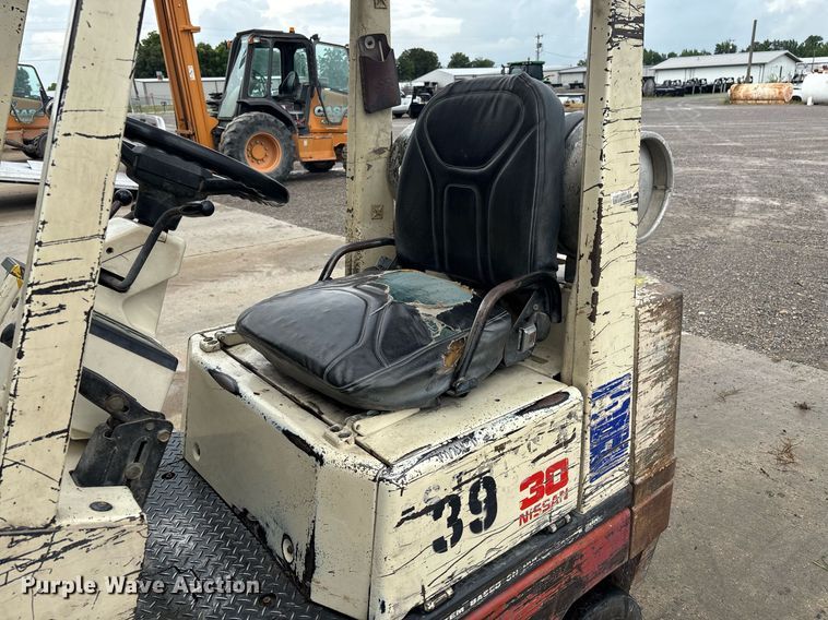 image for item DW7166 Nissan 30 forklift