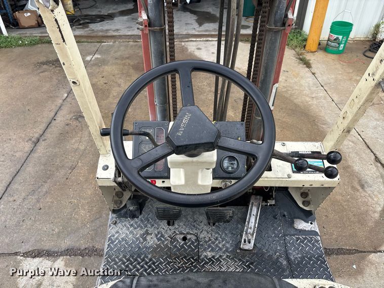 image for item DW7166 Nissan 30 forklift
