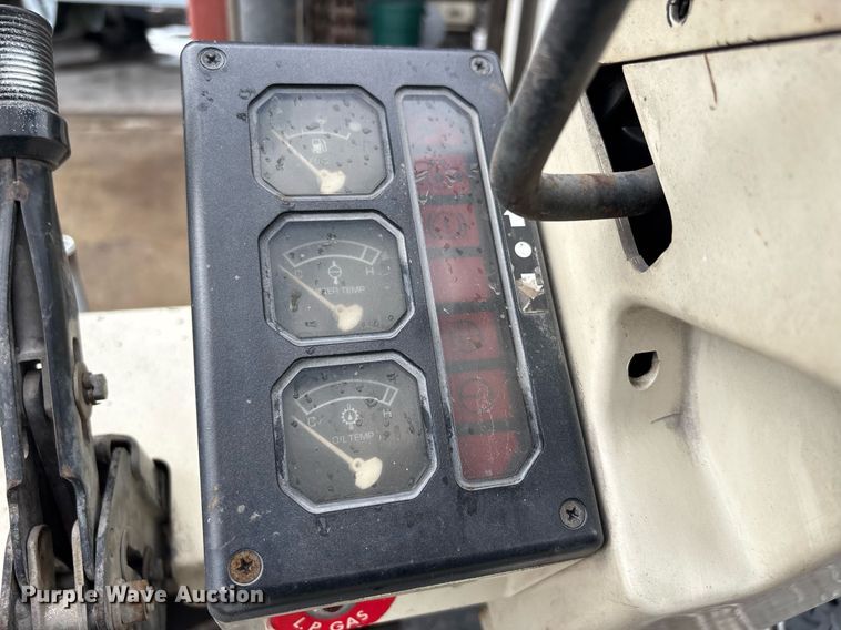 image for item DW7166 Nissan 30 forklift