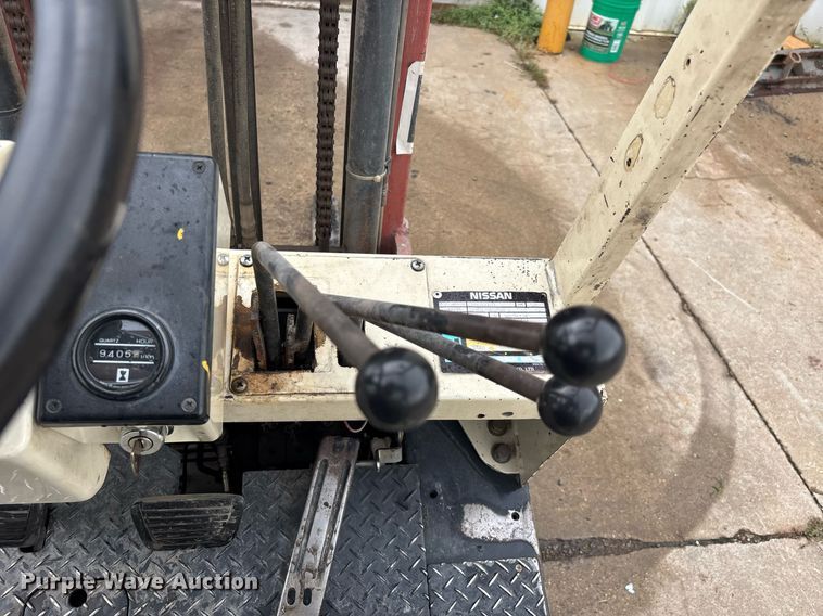 image for item DW7166 Nissan 30 forklift