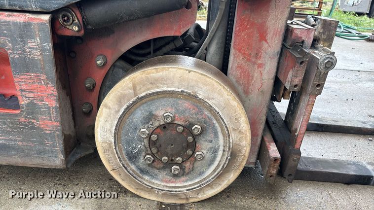 image for item DW7166 Nissan 30 forklift