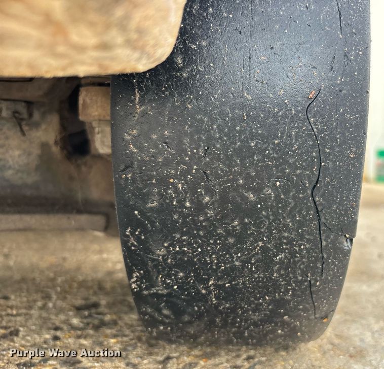 image for item DW7166 Nissan 30 forklift