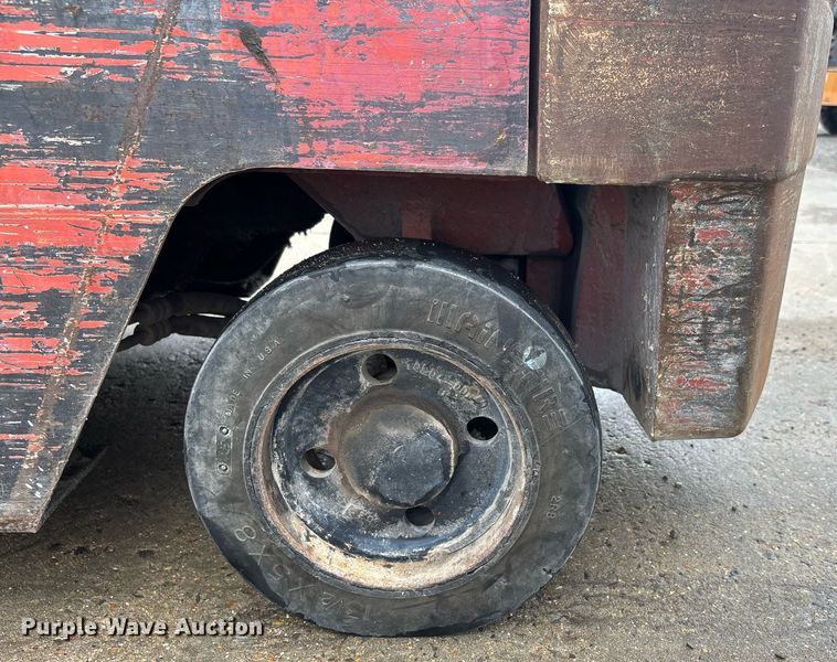 image for item DW7166 Nissan 30 forklift