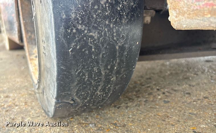 image for item DW7166 Nissan 30 forklift