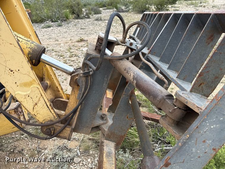 image for item DX5607 1993 Gehl 1083 telehandler
