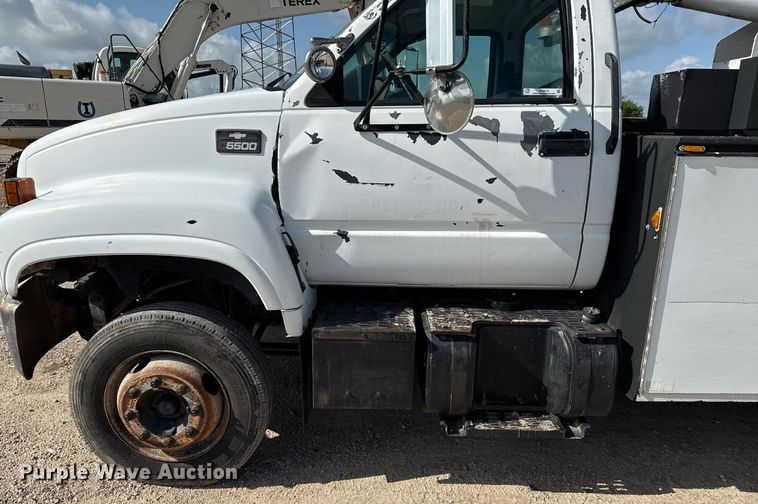 image for item DX5615 2000 Chevrolet C6500 bucket truck
