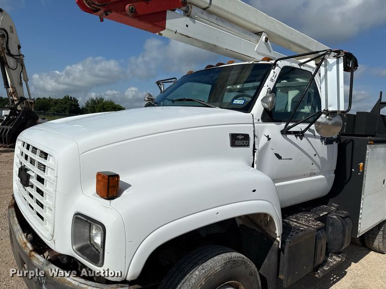 image for item DX5615 2000 Chevrolet C6500 bucket truck