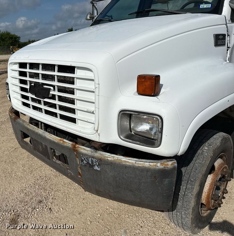 image for item DX5615 2000 Chevrolet C6500 bucket truck