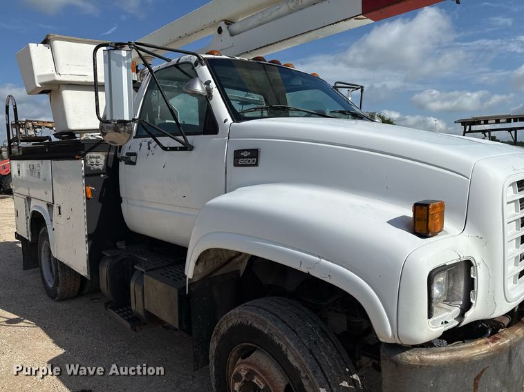 image for item DX5615 2000 Chevrolet C6500 bucket truck