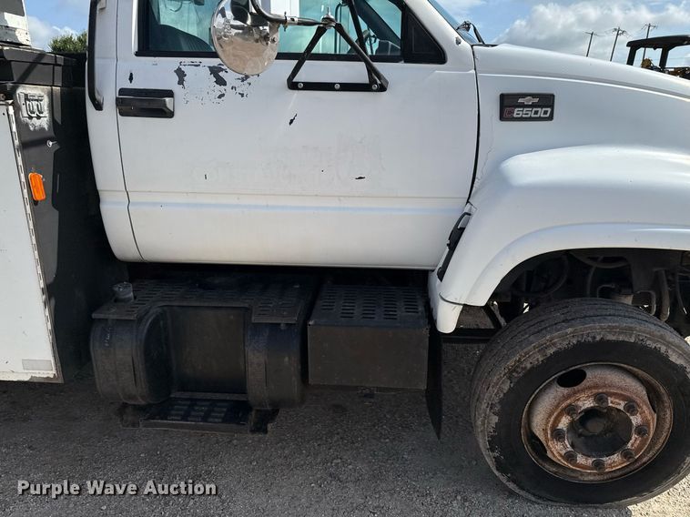 image for item DX5615 2000 Chevrolet C6500 bucket truck