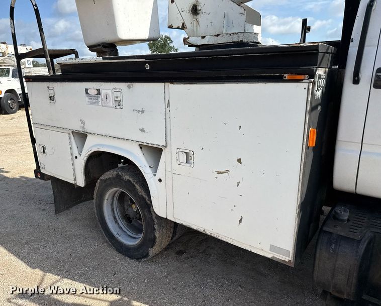 image for item DX5615 2000 Chevrolet C6500 bucket truck