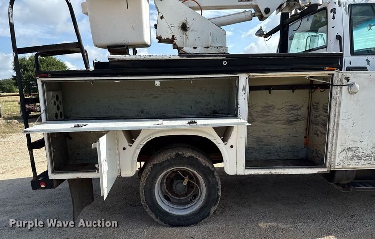 image for item DX5615 2000 Chevrolet C6500 bucket truck