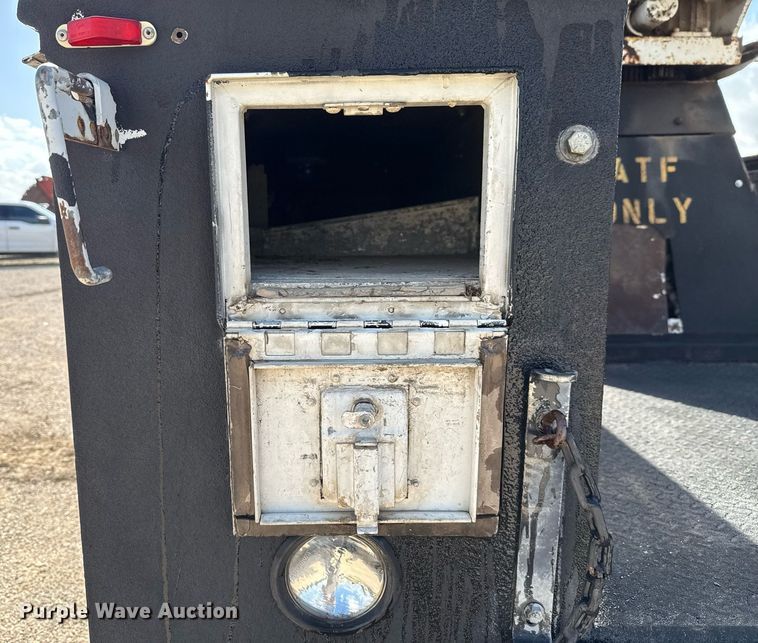 image for item DX5615 2000 Chevrolet C6500 bucket truck