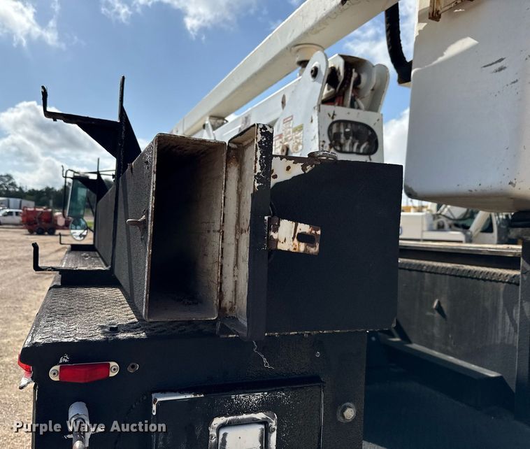 image for item DX5615 2000 Chevrolet C6500 bucket truck