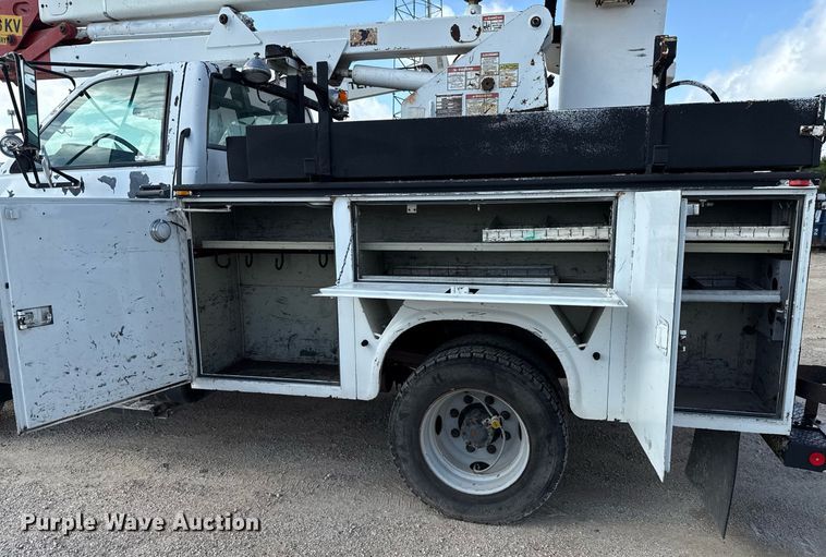image for item DX5615 2000 Chevrolet C6500 bucket truck