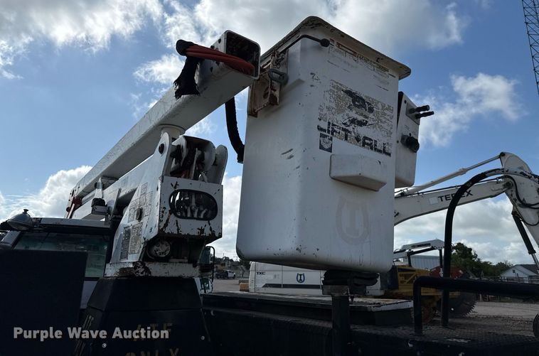 image for item DX5615 2000 Chevrolet C6500 bucket truck