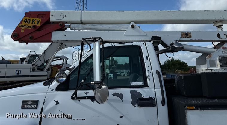 image for item DX5615 2000 Chevrolet C6500 bucket truck