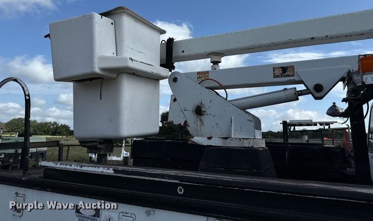 image for item DX5615 2000 Chevrolet C6500 bucket truck