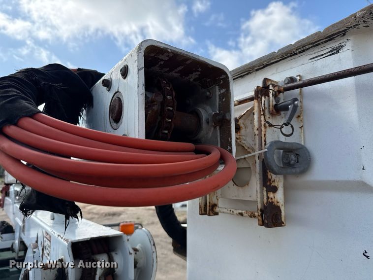 image for item DX5615 2000 Chevrolet C6500 bucket truck