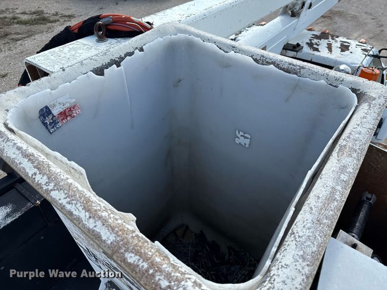 image for item DX5615 2000 Chevrolet C6500 bucket truck