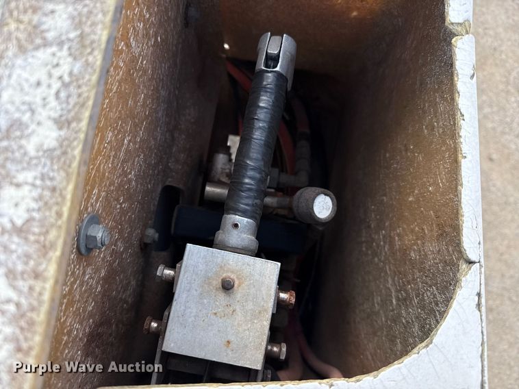 image for item DX5615 2000 Chevrolet C6500 bucket truck