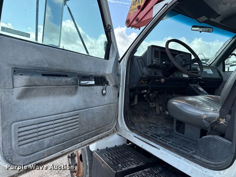 image for item DX5615 2000 Chevrolet C6500 bucket truck