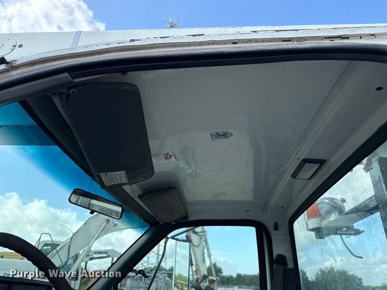 image for item DX5615 2000 Chevrolet C6500 bucket truck