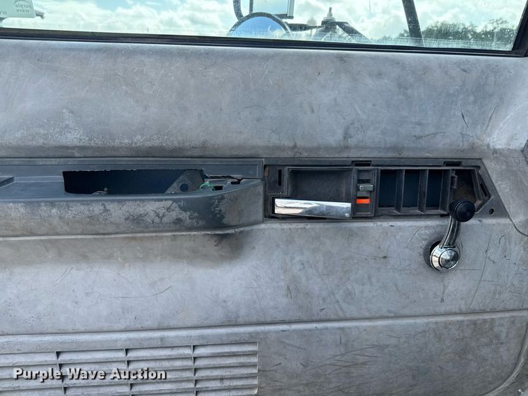 image for item DX5615 2000 Chevrolet C6500 bucket truck