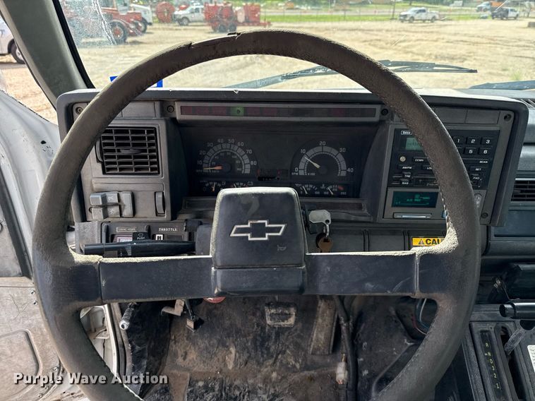 image for item DX5615 2000 Chevrolet C6500 bucket truck