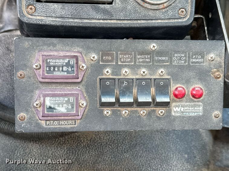 image for item DX5615 2000 Chevrolet C6500 bucket truck