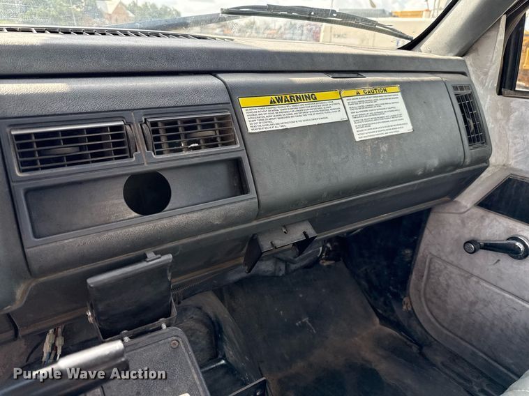 image for item DX5615 2000 Chevrolet C6500 bucket truck